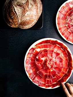 platos de jamón ibérico con pan